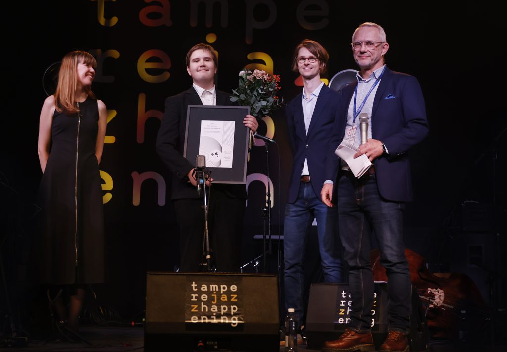 Neljä henkilö seisovat Pakkahuoneen lavalla: toinen vasemmalta Taimi-palkinnon saaja Joonatan Henriksson.