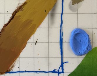 Yksityiskohta Jussi Gomanin taideteoksesta. Mm. ruskea paksumpi viiva kulkee taulun poikki ja oikealla näkyy kirkkaan sininen läiskä.
